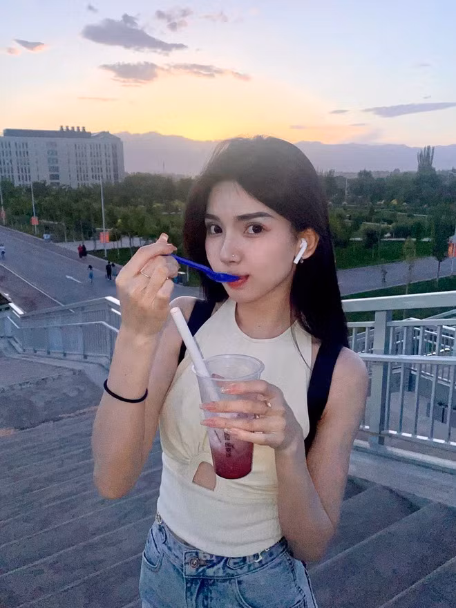 1 năm trôi qua kể từ thời điểm đó, hiện tại Nhất Lạp Đậu đã sắp tốt nghiệp. Cô cũng trở thành người mẫu lookbook được nhiều thương hiệu ưa thích.