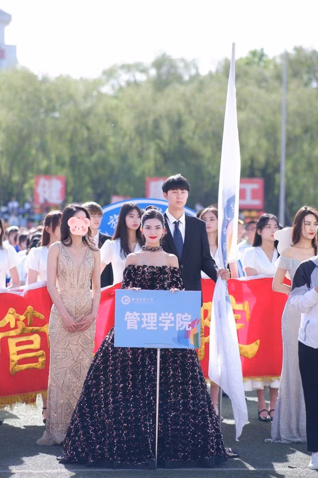 Xuất hiện trong lễ khai mạc hội thao của trường, nữ sinh đến từ Trung Quốc lập tức gây bão vì những khoảnh khắc quá "kinh diễm".