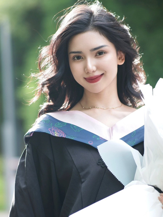 Thậm chí, mỗi lần nữ sinh xách nhẹ tà váy để bước đi, dân tình còn khẳng định trông cô không khác gì những nữ minh tinh đình đám đang bước đi trên thảm đỏ.