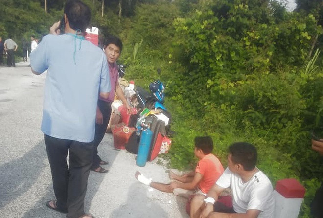Các nạn nhân bị thương được người dân hỗ trợ đưa lên đường chờ xe đi cấp cứu. Theo thông tin ban đầu, khi tai nạn trên xe chở 38 người, trong đó có 6 trẻ em. Ông Khuất Việt Hùng, Phó chủ tịch chuyên trách Uỷ ban ATGT quốc gia cho biết trước đó, lúc 3h38 xe chạy với vận tốc 65 km/h, có thể khi rơi xuống đèo thì tăng tốc dần.
