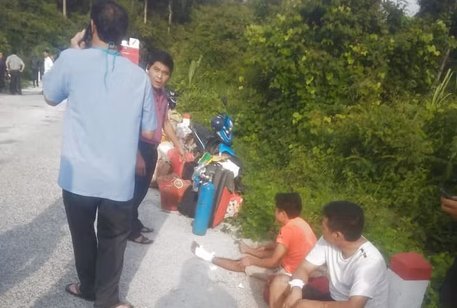 Các nạn nhân bị thương được người dân hỗ trợ đưa lên đường chờ xe đi cấp cứu. Theo thông tin ban đầu, khi tai nạn trên xe chở 38 người, trong đó có 6 trẻ em. Ông Khuất Việt Hùng, Phó chủ tịch chuyên trách Uỷ ban ATGT quốc gia cho biết trước đó, lúc 3h38 xe chạy với vận tốc 65 km/h, có thể khi rơi xuống đèo thì tăng tốc dần.