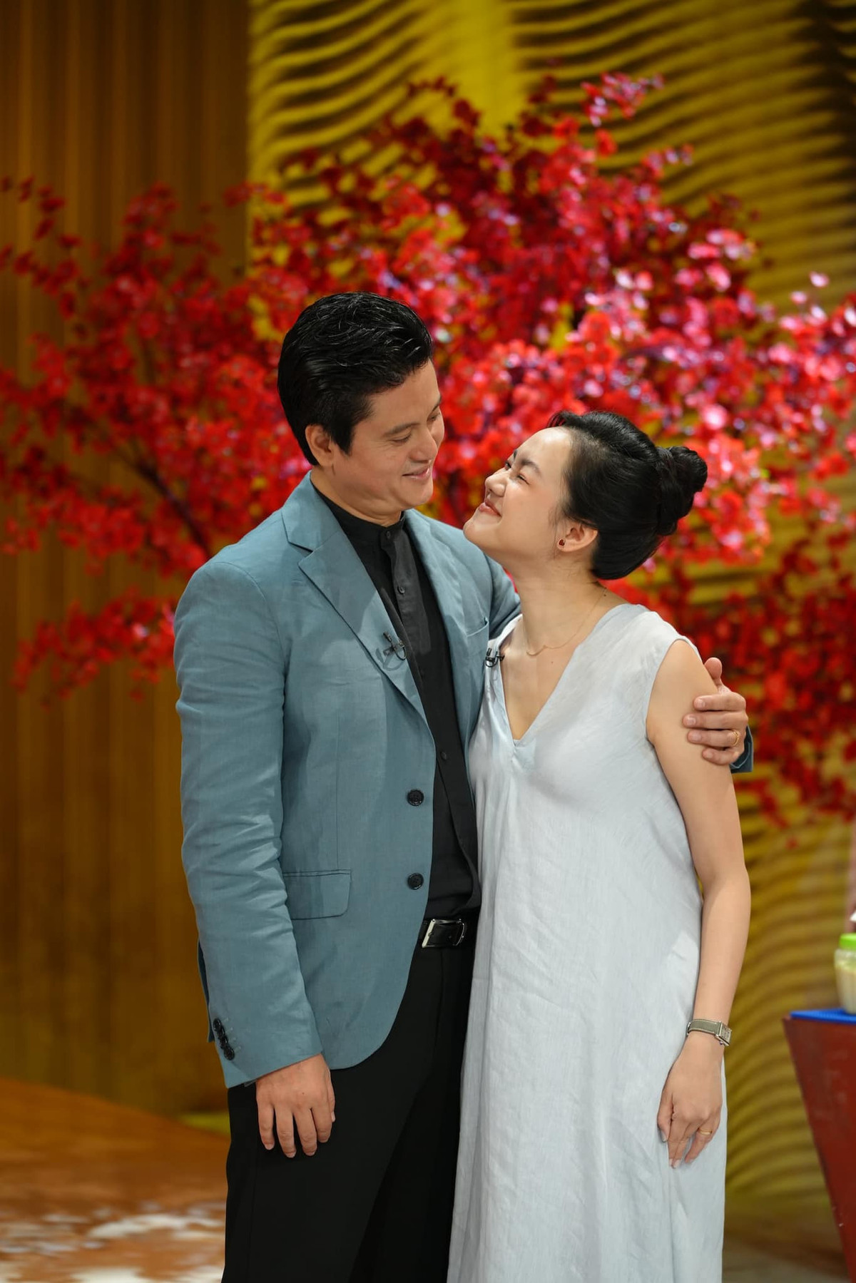 "Bốn năm qua hai vợ chồng đồng hành với nhau, hạnh phúc bên hai con đáng yêu nhưng nhìn sâu trong ánh mắt của bà xã, tôi vẫn cảm nhận được rằng cô ấy nhớ lắm, nhớ không gian quen thuộc, những người bạn ở Đài. Tôi mong vợ có thể quay lại làm MC truyền hình", chồng Khánh Vân bày tỏ.