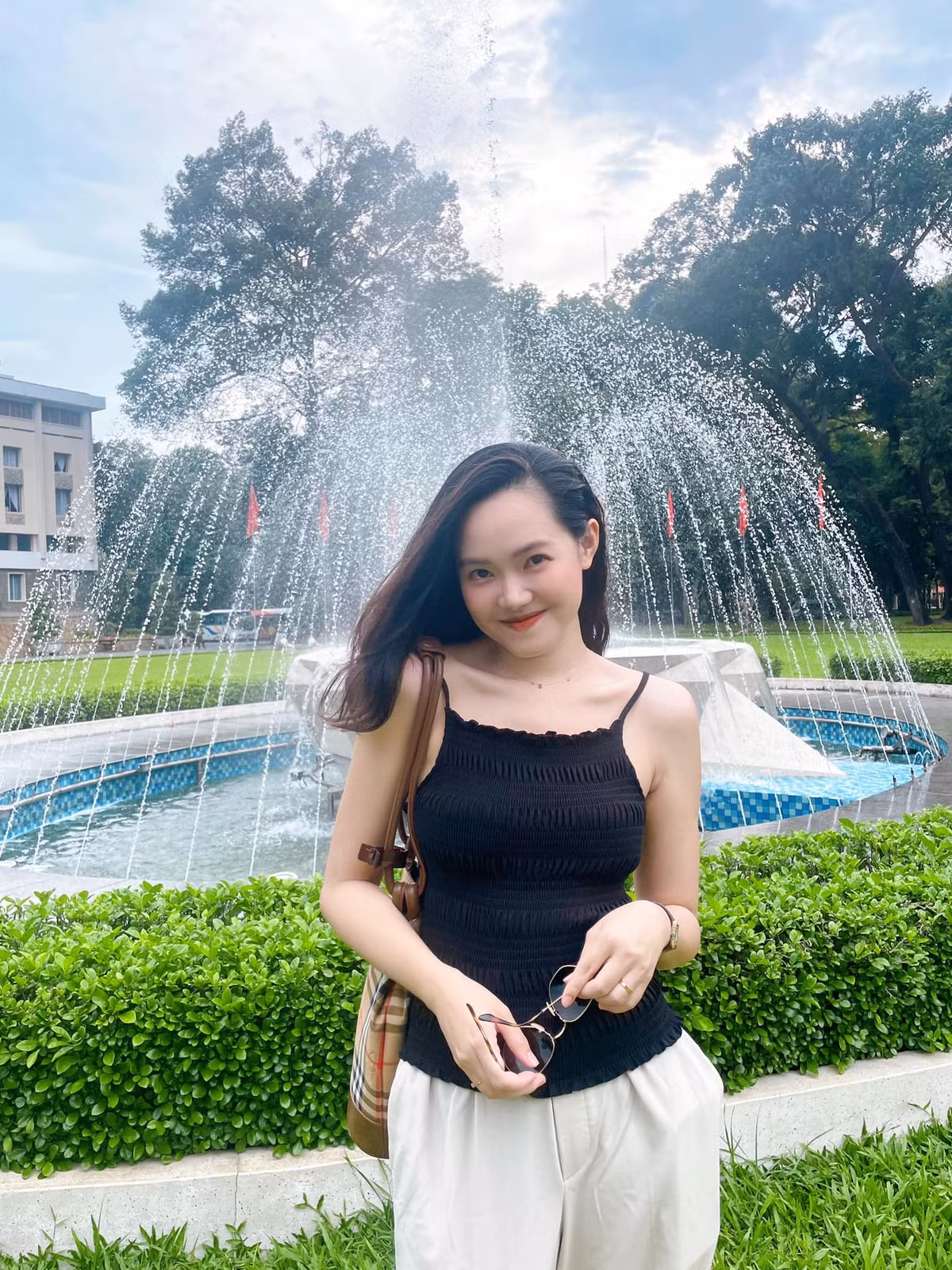 Khánh Vân từng chia sẻ về chồng trong một bài phỏng vấn rằng: "Anh là một người rất tuyệt, vui tính, trẻ trung".