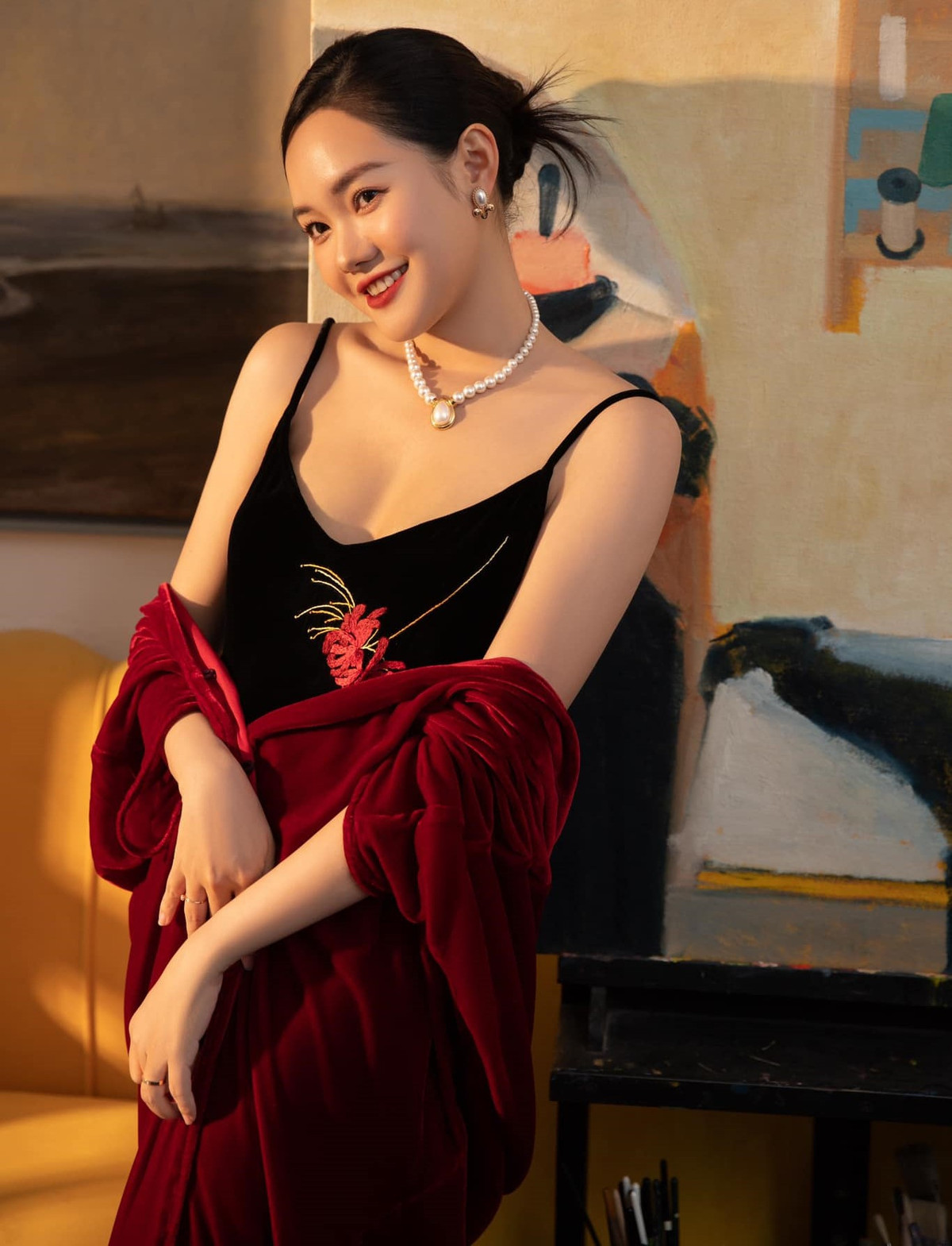 MC Hà Khánh Vân sinh năm 1991, từng gắn bó với chương trình "Bữa trưa vui vẻ" trên kênh VTV6 cùng MC Huyền Trang từ năm 2016 đến 2020.