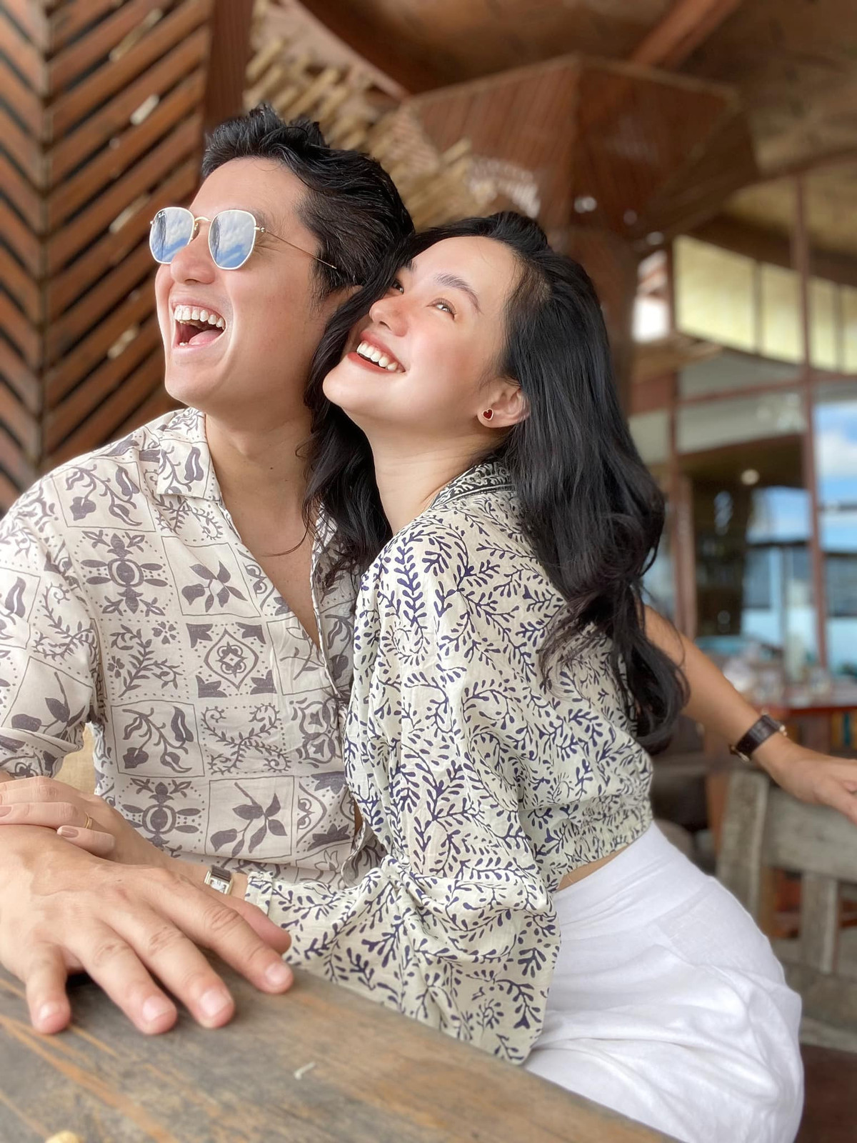 Khi được hỏi về có tiếc nuối khi quyết định rời VTV, Khánh Vân nghẹn ngào "Nhìn lại thì nhiều. Vẫn là thói quen và nhớ, nhớ mọi người, nhớ công việc, nhớ mình đã từng là người như thế nào trước khi về với vai trò làm mẹ...