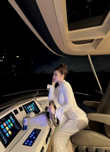 Phương Bora khoe outfit cực chất khi đi du thuyền.