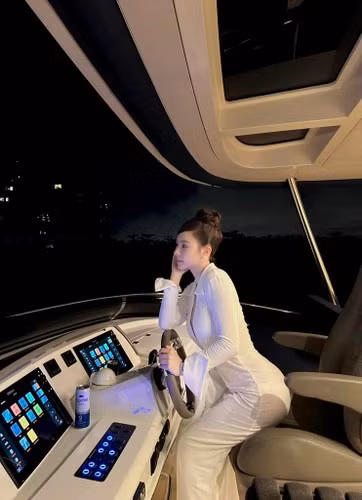 Phương Bora khoe outfit cực chất khi đi du thuyền.