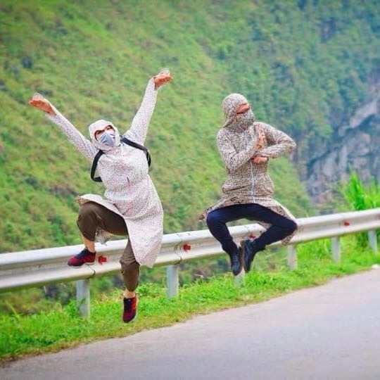 Mới đây, cộng đồng mạng truyền tay nhau bộ ảnh du lịch Hà Giang của một nhóm bạn trẻ. Điều đặc biệt là các thành viên đều hóa thân thành “Ninja” với áo chống nắng kín mít từ đầu đến chân và nhiệt tình tạo dáng đủ kiểu giữa cánh đồng hoa thơ mộng của rẻo đất vùng cao khiến dân mạng được một phen cười “nín thở”.