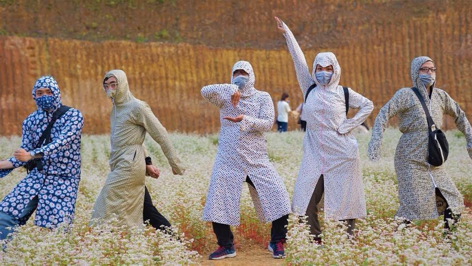 “Đỡ quần quần áo áo, trang điểm cầu kì, tạo dáng góc nghiêng các kiểu mà vẫn có một bộ ảnh để đời” hay “Quá chuẩn, không cần lỉnh kỉnh đồ đạc, chỉ cần một bộ áo chống nắng là có thể đi du lịch khắp nơi rồi”... là những bình luận mà netizen để lại dưới bức ảnh độc đáo trên.