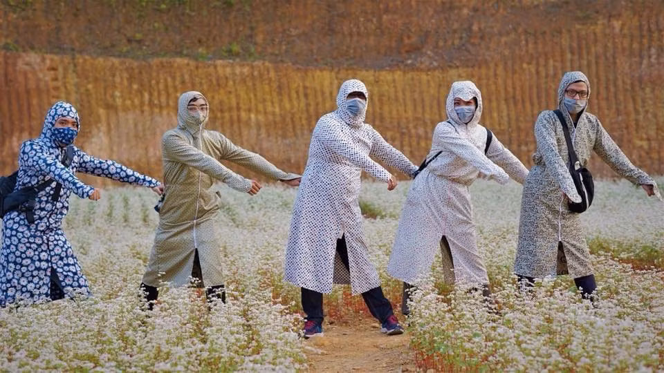 Bạn Phạm Hải Anh, giọng ca chính của PnP Band tâm sự: “Mỗi năm, chúng tôi sắp xếp đi du lịch cùng nhau một đến hai lần. Chuyến du lịch Hà Giang này cả nhóm chỉ lên kế hoạch, đặt vé, thuê phòng đúng 10 ngày trước khi xuất phát. Chúng tôi ai cũng “lầy” nên luôn muốn có những bộ ảnh độc đáo nhất để lưu giữ lại thời thanh xuân sôi nổi, sống hết mình...