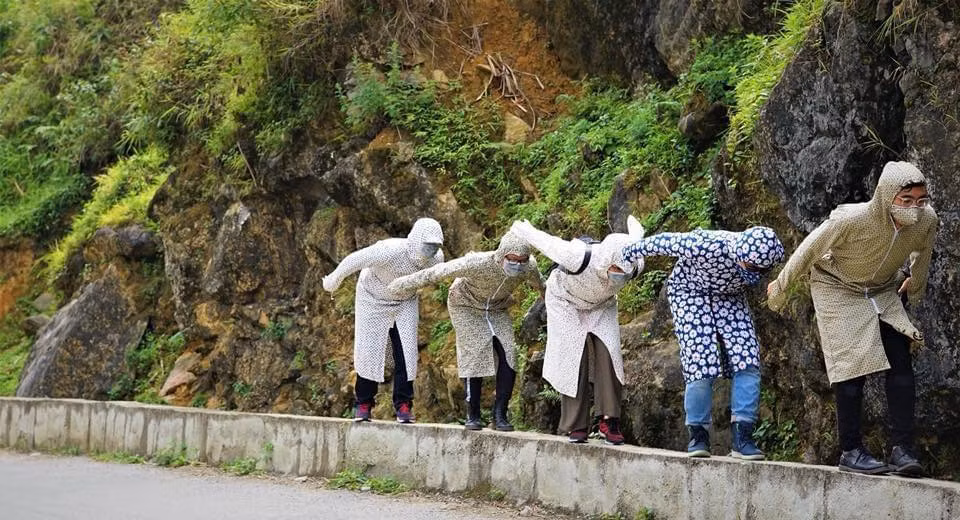 Bạn Tom Trần, một thành viên của ban nhạc chia sẻ: “Hôm ấy, trời không nắng lắm mà khá râm mát”. Vì thế nên cứ đến chỗ nào có cảnh đẹp, cả nhóm lại dừng xe mặc áo chống nắng và chụp ảnh. Khi xem lại những bức hình này, chính chúng tôi cũng không nhịn được cười”.