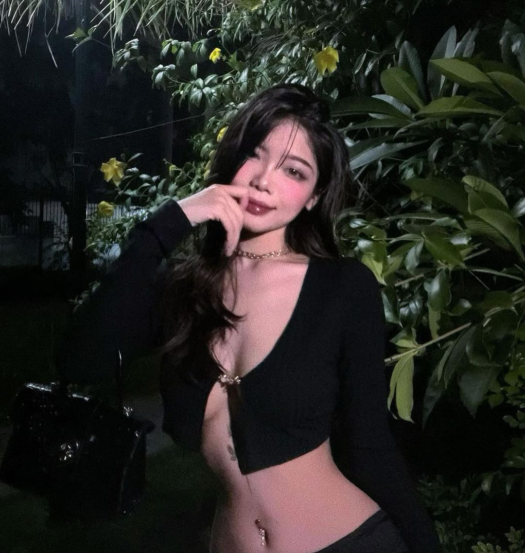 Trên Instagram cá nhân, Khúc Thị Hương thường xuyên chia sẻ những hình ảnh xinh đẹp, vừa cá tính vừa gợi cảm làm nhiều fan không thể rời mắt.