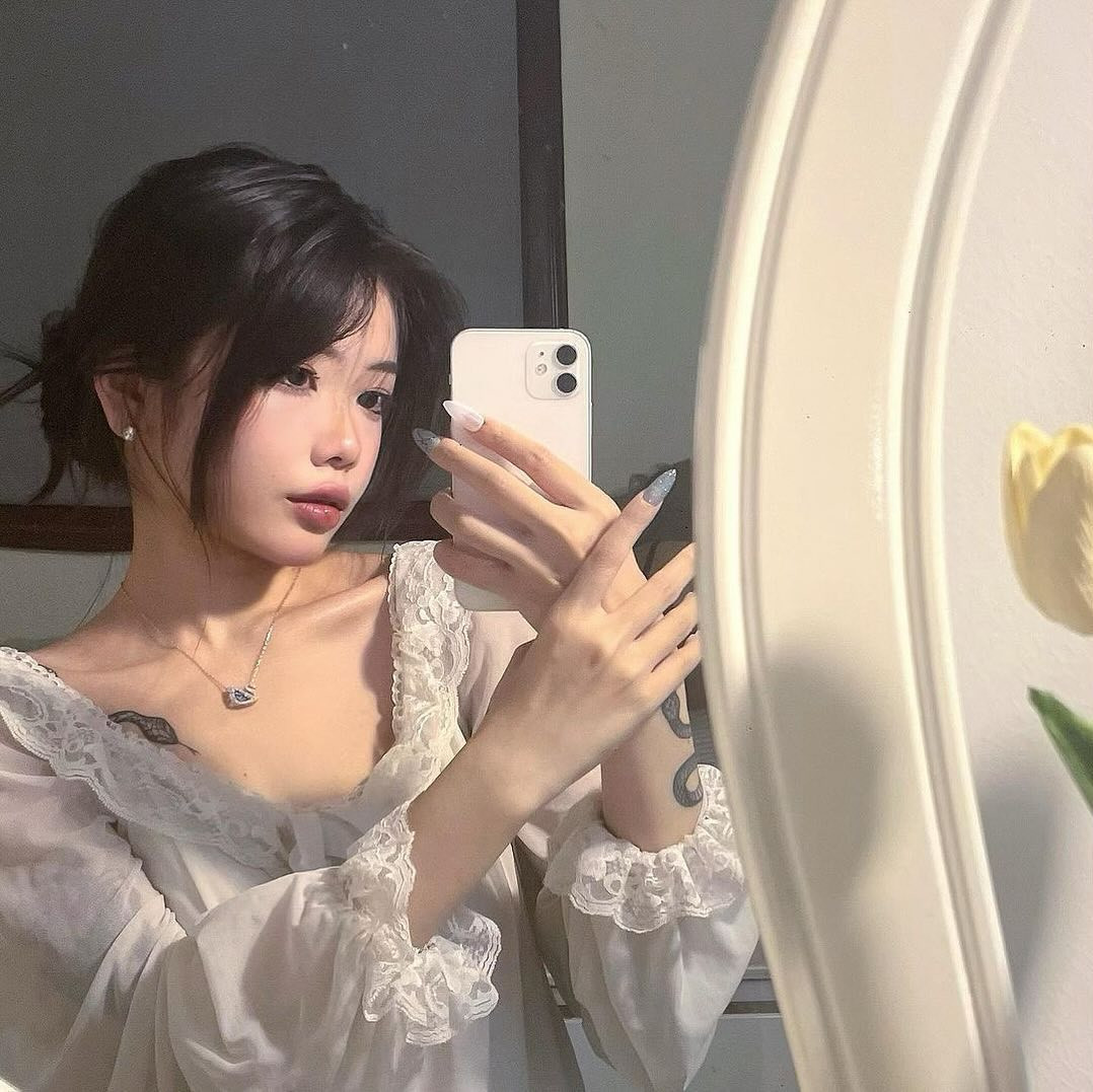 Chính vì những bức hình gợi cảm, rất nhiều người đã dùng ảnh Khúc Thị Hương đăng tải lên các diễn đàn trên mạng với lời lẽ khá khiếm nhã.