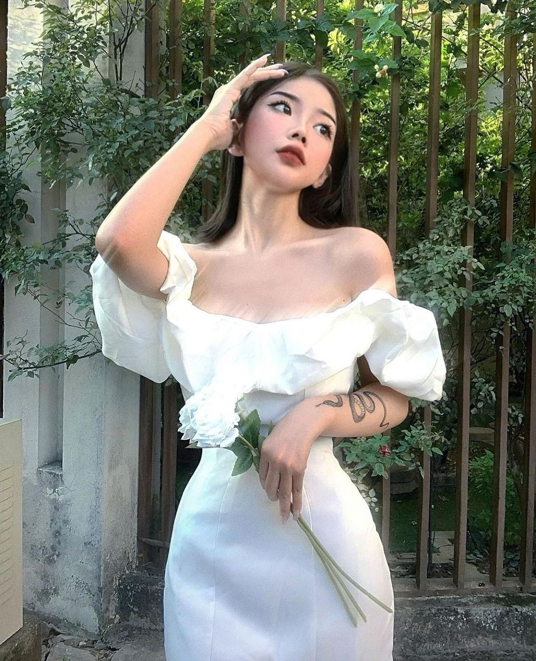 Phong cách theo đuổi của cô nàng là gợi cảm, chính vậy Khúc Thị Hương rất chăm chỉ diện những trang phục kiệm vải đăng tải lên trang cá nhân.