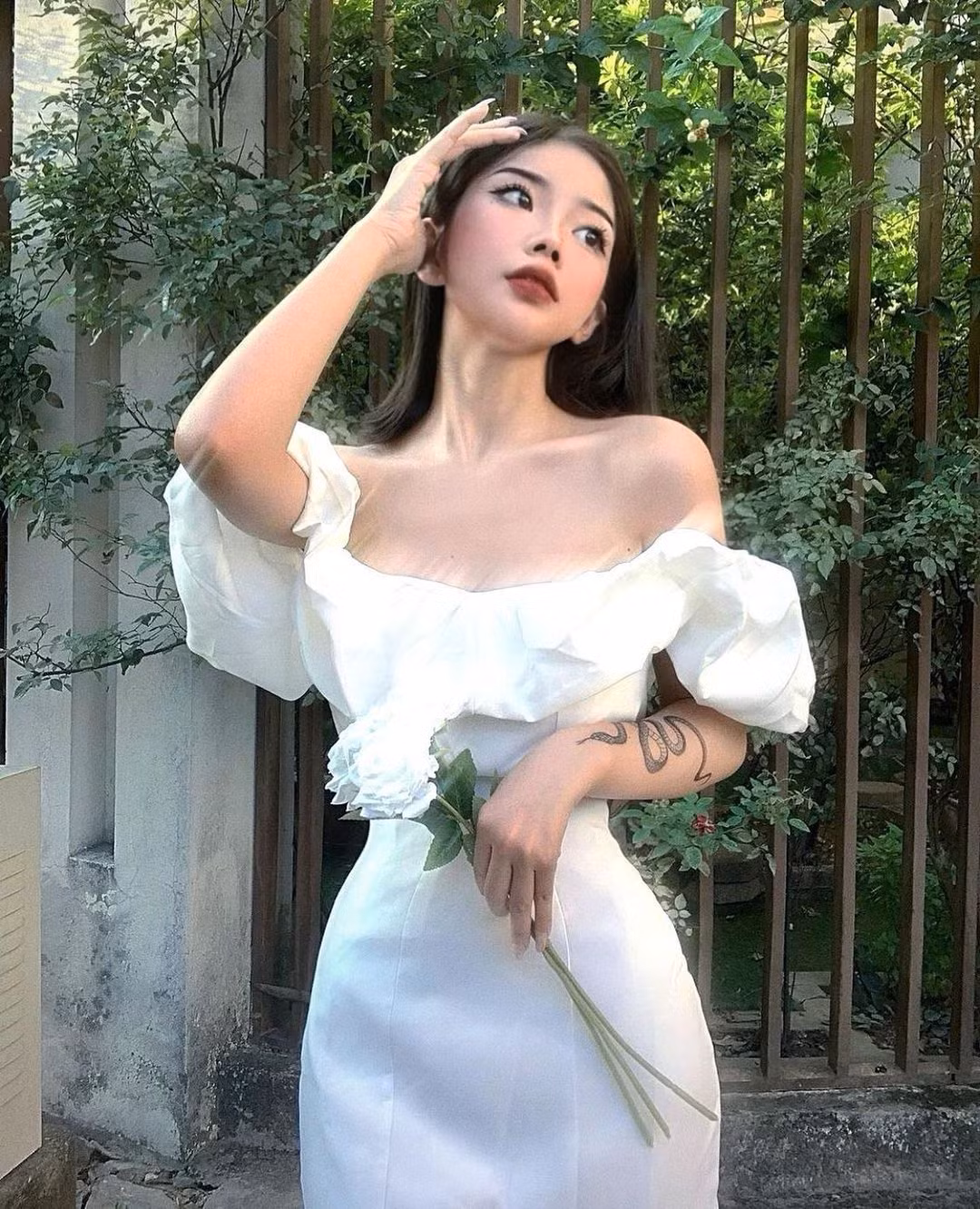 Phong cách theo đuổi của cô nàng là gợi cảm, chính vậy Khúc Thị Hương rất chăm chỉ diện những trang phục kiệm vải đăng tải lên trang cá nhân.