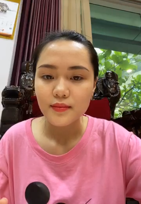 Dù bị chị ruột trêu nhưng Quỳnh Anh lại được chị chồng dành lời khen và động viên cho nhan sắc khi đang ở trong thai kỳ: "Mẹ Ú xênh gái".