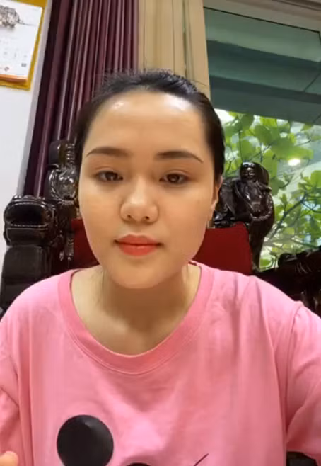 Dù bị chị ruột trêu nhưng Quỳnh Anh lại được chị chồng dành lời khen và động viên cho nhan sắc khi đang ở trong thai kỳ: "Mẹ Ú xênh gái".