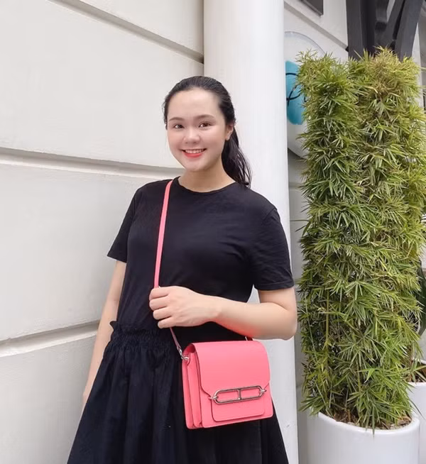 Trên trang cá nhân, Quỳnh Anh khoe chiếc bụng tròn xoe và chân dung xinh đẹp trong thời gian bầu bí.