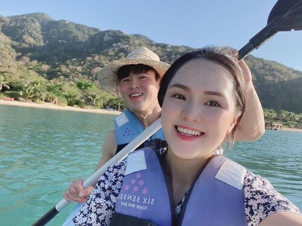 So với lúc trước, Quỳnh Anh bây giờ trông đầy đặn, mũm mĩm hơn với khuôn mặt tròn xoe và bụng bầu lộ rõ.