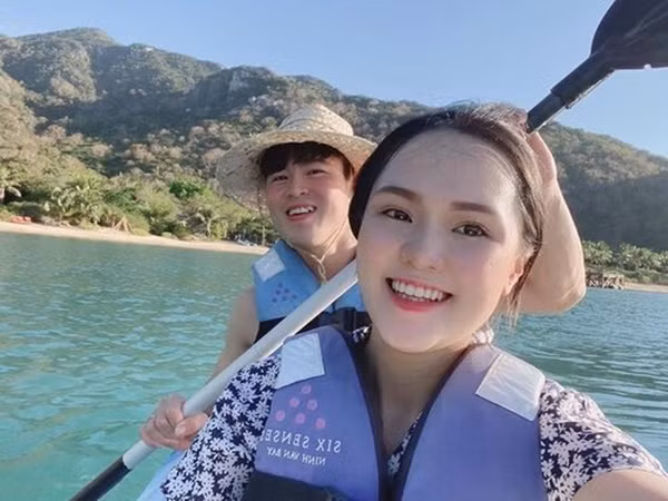 So với lúc trước, Quỳnh Anh bây giờ trông đầy đặn, mũm mĩm hơn với khuôn mặt tròn xoe và bụng bầu lộ rõ.