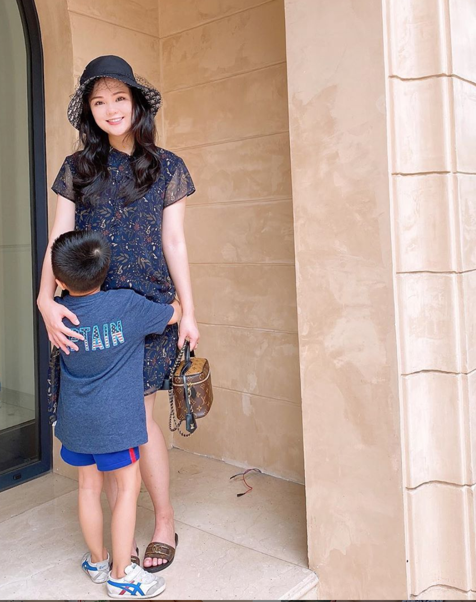 Trước đó, trên trang cá nhân, Quỳnh Anh khéo léo đáp trả những ý kiến chê bai ngoại hình hướng vào mình bằng cách khoe clip đập hộp hàng hiệu hoành tráng: "Mình bầu bé trai nên bị tăng cân, vỡ nét, đang đi làm thì hãng gọi “túi em về rồi, lên lấy luôn cho nóng”, nên là tóc tai, trang phục nó xấu. Cuống cuồng chạy đi luôn vì hóng quá mà. Trộm vía da mặt cũng đang đẹp, bầu nên sáng bôi mỗi kem chống nắng nên nó “mộc” thế thôi".