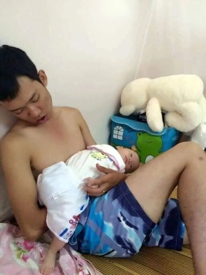  Nhờ chồng trông con đúng là một màn "đánh cược" của các mẹ bởi không biết trước cái kết sẽ là "vui vẻ" hay "tức giận".