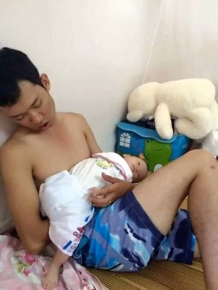  Nhờ chồng trông con đúng là một màn "đánh cược" của các mẹ bởi không biết trước cái kết sẽ là "vui vẻ" hay "tức giận".