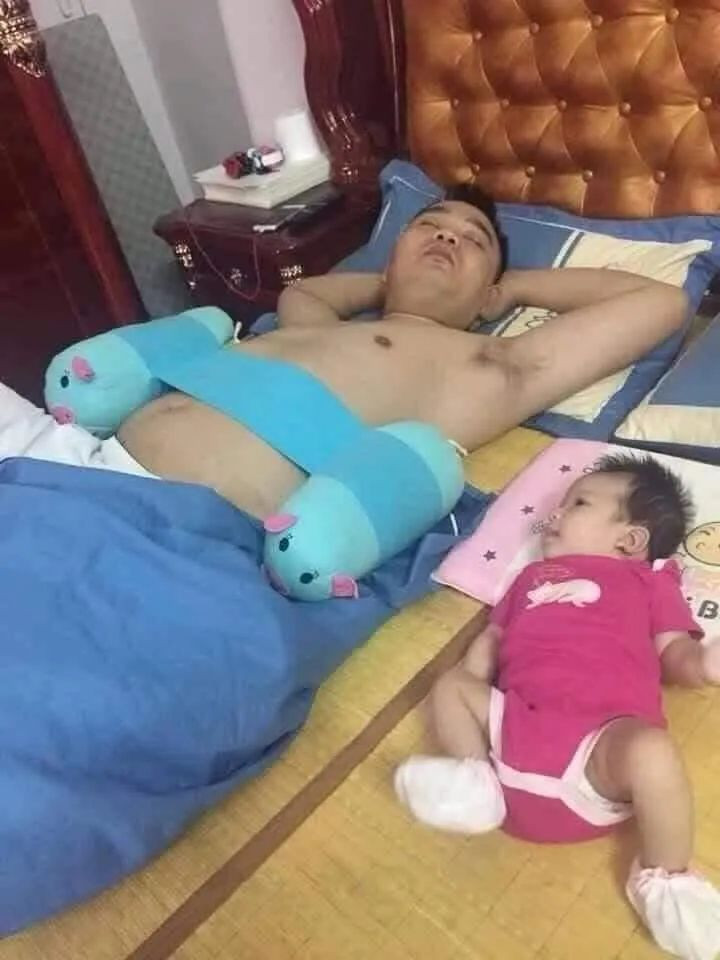 Vợ nhờ trông con nhưng cơn buồn ngủ ập tới và cái kết.