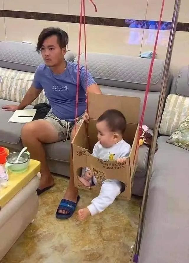 Trận bóng hay quá nên ông chồng nghĩ ra cách để cậu con trai ngồi im.