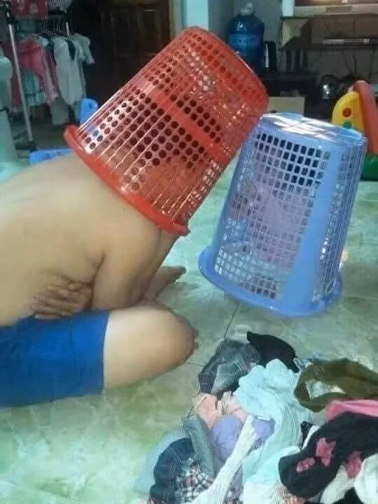 Tưởng rằng giao con cho chồng sẽ yên tâm để chạy ra ngoài nhưng sau khi chứng kiến cảnh này. Thử hỏi người vợ nào không tức điên lên cho được.