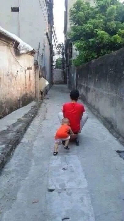 Nhìn cảnh 2 bố con chơi với nhau kiểu này, mẹ bỉm sữa nào không tức điên lên cho được.