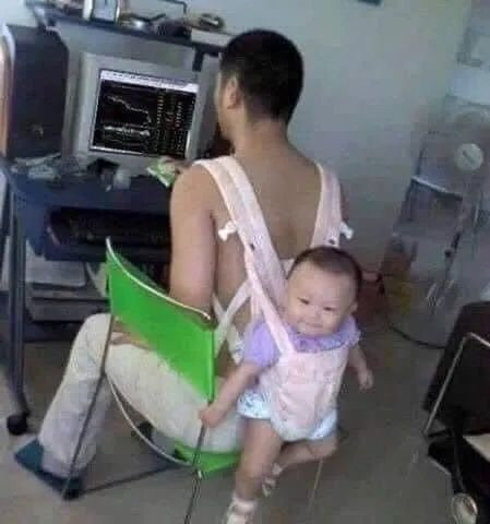 Được vợ nhờ trông con nhưng đang mải trận game nên ông chồng này đã có cách xử lý hết sức bá đạo.