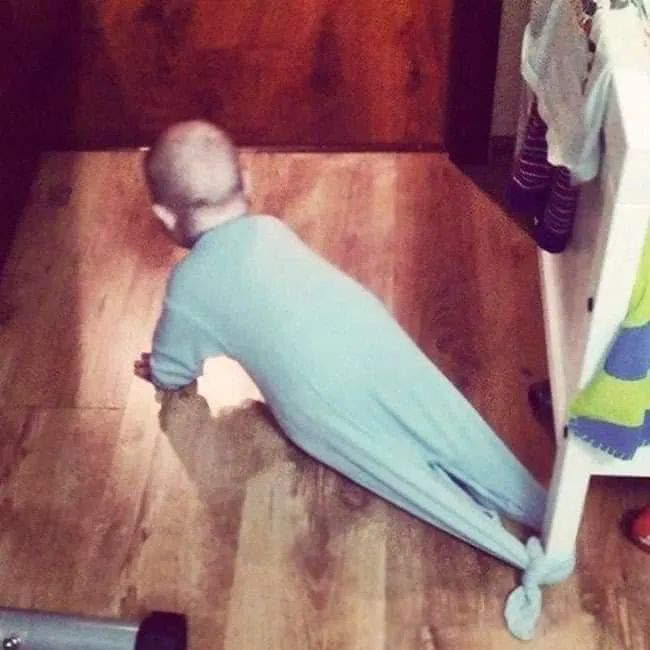 Điển hình như cách đây chưa lâu, trên MXH xuất hiện hình ảnh ông bố vì mải làm việc nên đã nghĩ ra cách buộc con vào góc nôi để cho tránh việc đứa trẻ quậy phá khi vợ ra ngoài có việc.