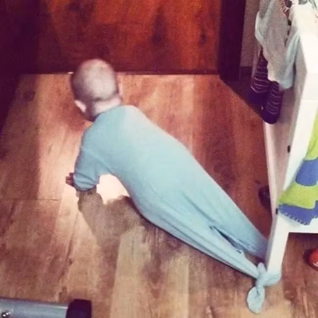 Điển hình như cách đây chưa lâu, trên MXH xuất hiện hình ảnh ông bố vì mải làm việc nên đã nghĩ ra cách buộc con vào góc nôi để cho tránh việc đứa trẻ quậy phá khi vợ ra ngoài có việc.