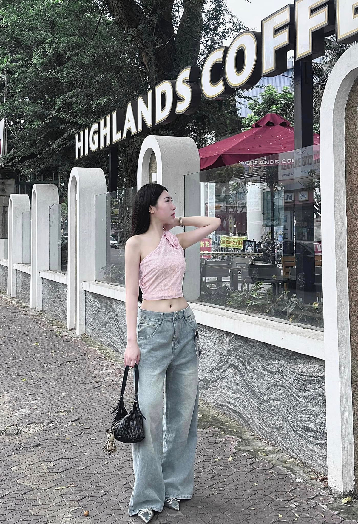 Em gái tiền đạo Văn Toàn cũng thường xuyên chia sẻ hình ảnh về những chuyến du lịch sang chảnh, sử dụng xe hơi hạng sang và các sản phẩm thời trang cao cấp, thể hiện phong cách sống năng động và hiện đại.