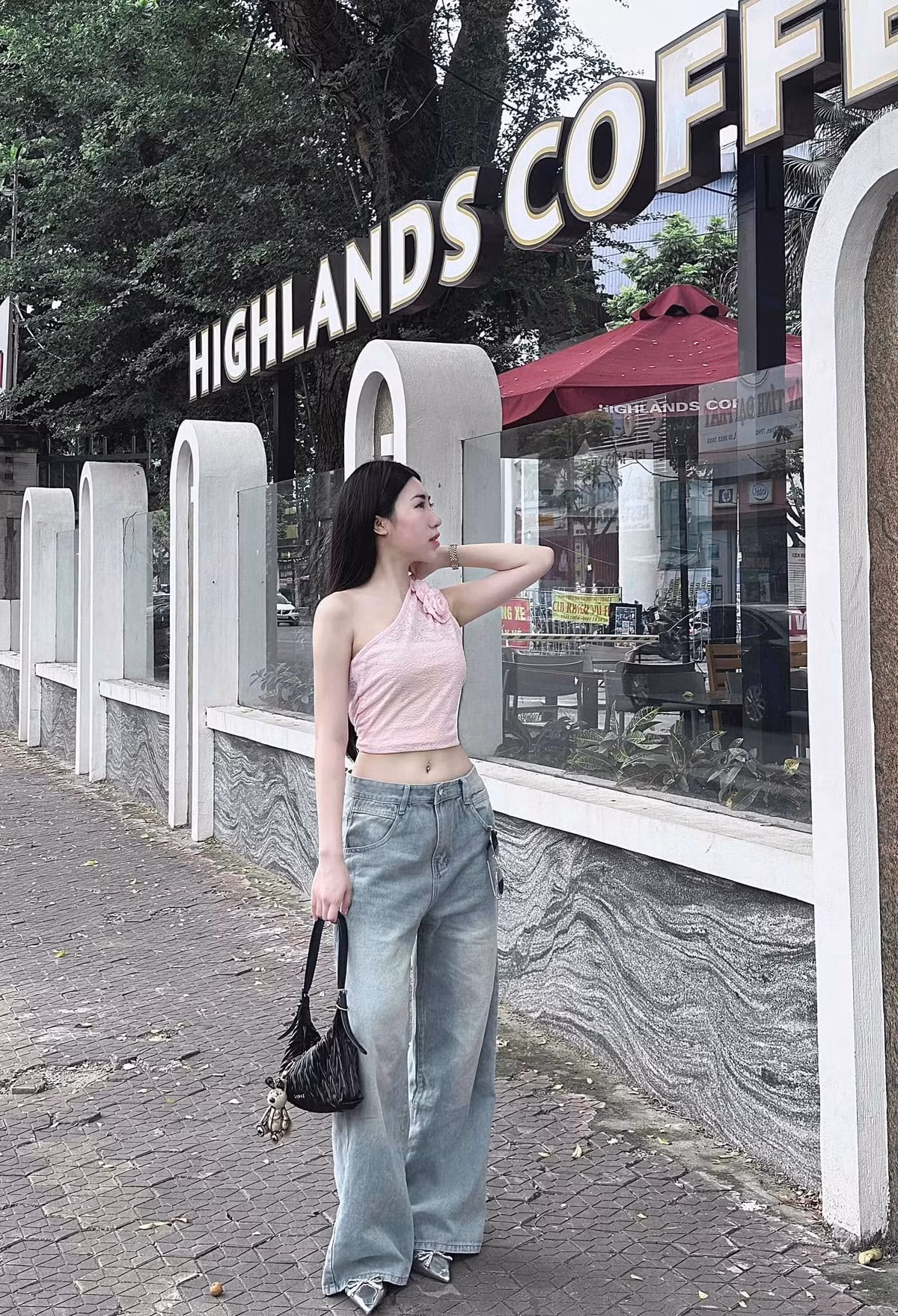 Em gái tiền đạo Văn Toàn cũng thường xuyên chia sẻ hình ảnh về những chuyến du lịch sang chảnh, sử dụng xe hơi hạng sang và các sản phẩm thời trang cao cấp, thể hiện phong cách sống năng động và hiện đại.