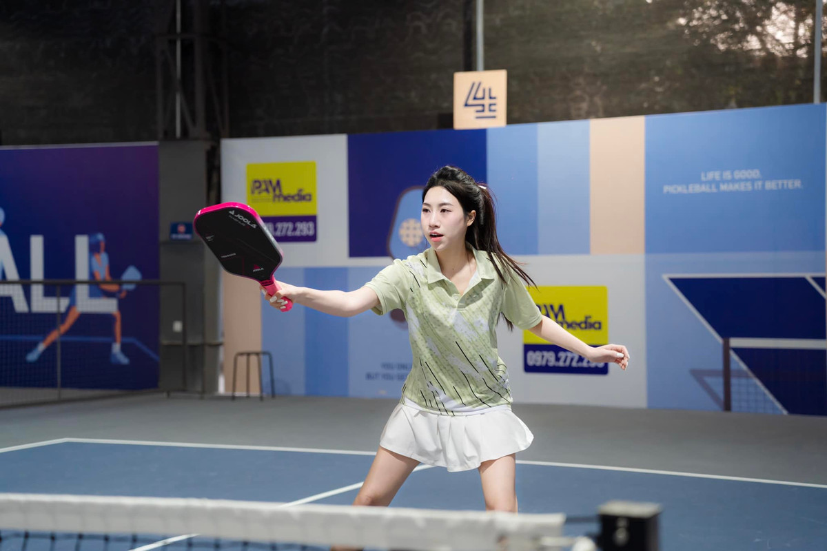 Khi đến với pickleball, Nguyễn Nụ không ngần ngại chia sẻ trên mạng xã hội về làn da sạm đi vì nắng, những vết bầm vì va chạm và cả những ngày kiệt sức sau giờ tập.
