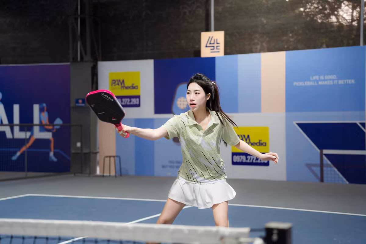 Khi đến với pickleball, Nguyễn Nụ không ngần ngại chia sẻ trên mạng xã hội về làn da sạm đi vì nắng, những vết bầm vì va chạm và cả những ngày kiệt sức sau giờ tập.