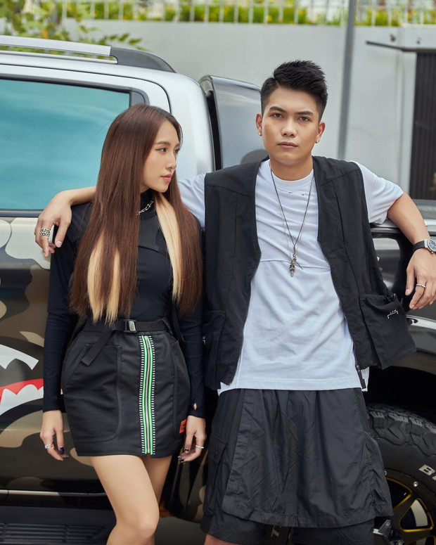 Không như các chị em, Emily vẫn hoạt động nghệ thuật bền bỉ cho đến khi đã là mẹ của 2 nhóc tì và nhan sắc ngày càng thăng hạng.