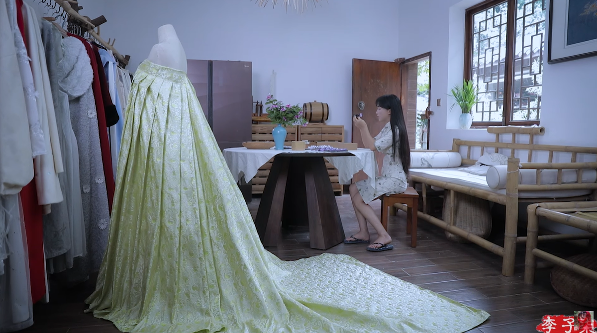 “Đẹp quá!”, “Như tiên nữ thật sự”, “Một sự trở lại xinh đẹp và mạnh mẽ”, “Hiếm lắm mới thấy hình ảnh Lý Tử Thất khác lạ thế này”, “Tiếp tục đăng video, tiếp tục xinh đẹp và rạng rỡ nhé!”, “Trông Lý Tử Thất khác quá nhưng xinh, tôi thích!”,... là một số bình luận từ netizen dành cho sự thay đổi này.