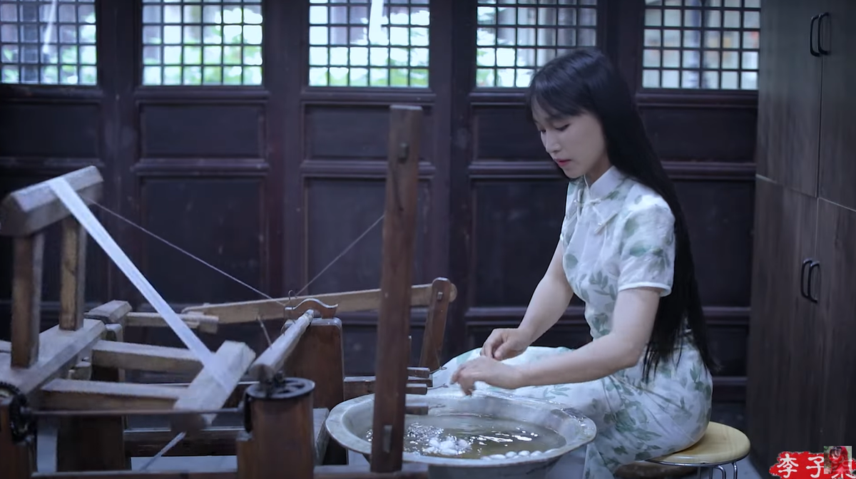 Có người còn nói đùa rằng "tiên nữ đồng quê" này ở ẩn 3 năm để quay video nên bây giờ là lúc để xả dần dần.