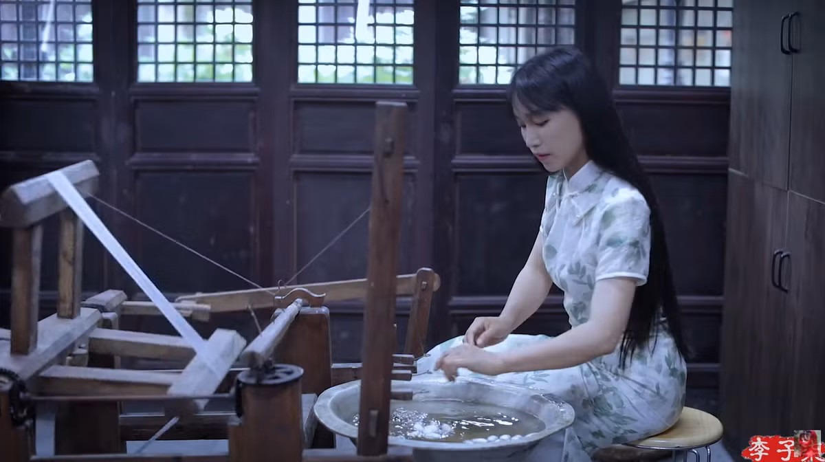 Có người còn nói đùa rằng "tiên nữ đồng quê" này ở ẩn 3 năm để quay video nên bây giờ là lúc để xả dần dần.