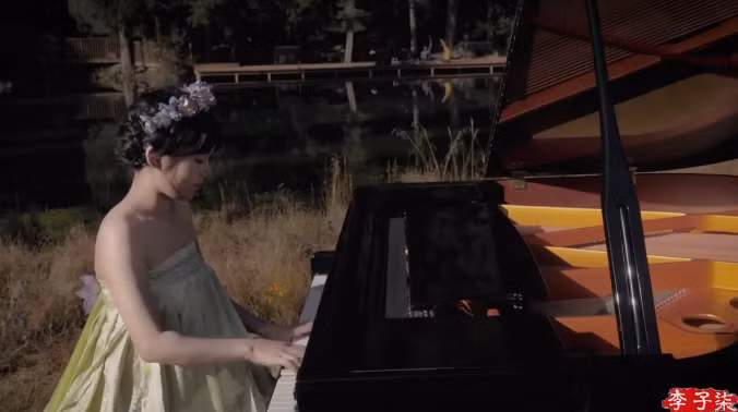 Trước đó, Lý Tử Thất thường xuất hiện trong những trang phục giản dị, kín đáo.