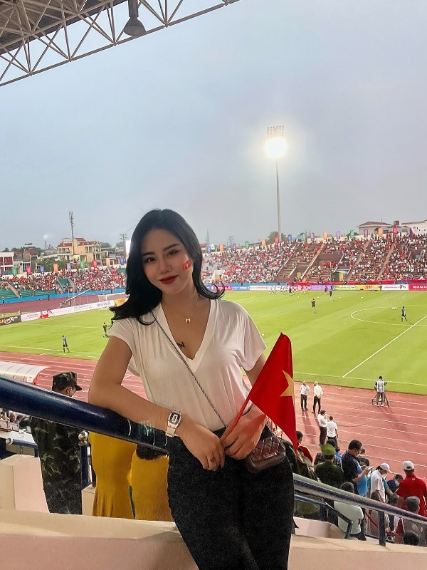 Có thể nói, Khánh Quỳnh là dân tay ngang. Bởi trước kia, cô theo học chuyên ngành Quản trị dịch vụ du lịch và lữ hành tại Hanoi University of Business and Technology.