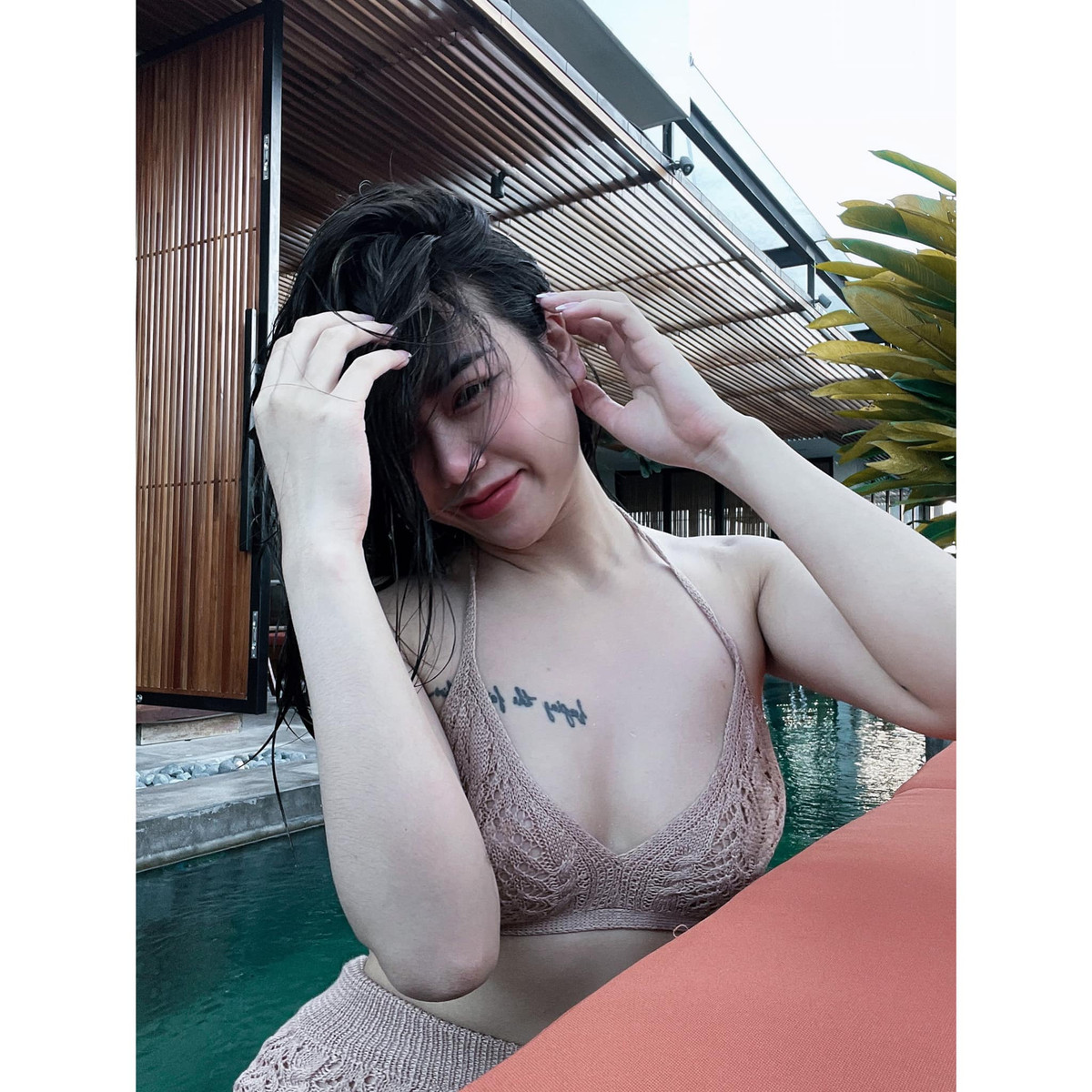 Bên cạnh đó, cô nàng biên tập viên VTV Cab tạo được sự chú ý của cộng đồng với gu thời trang sành điệu. Thường, cô nàng hay chọn cho mình những bộ vest sang trọng, quý phái. Nhưng cũng có khi trở lại với hình ảnh trẻ trung, dịu dàng, thướt tha với váy body, váy hở vai,…