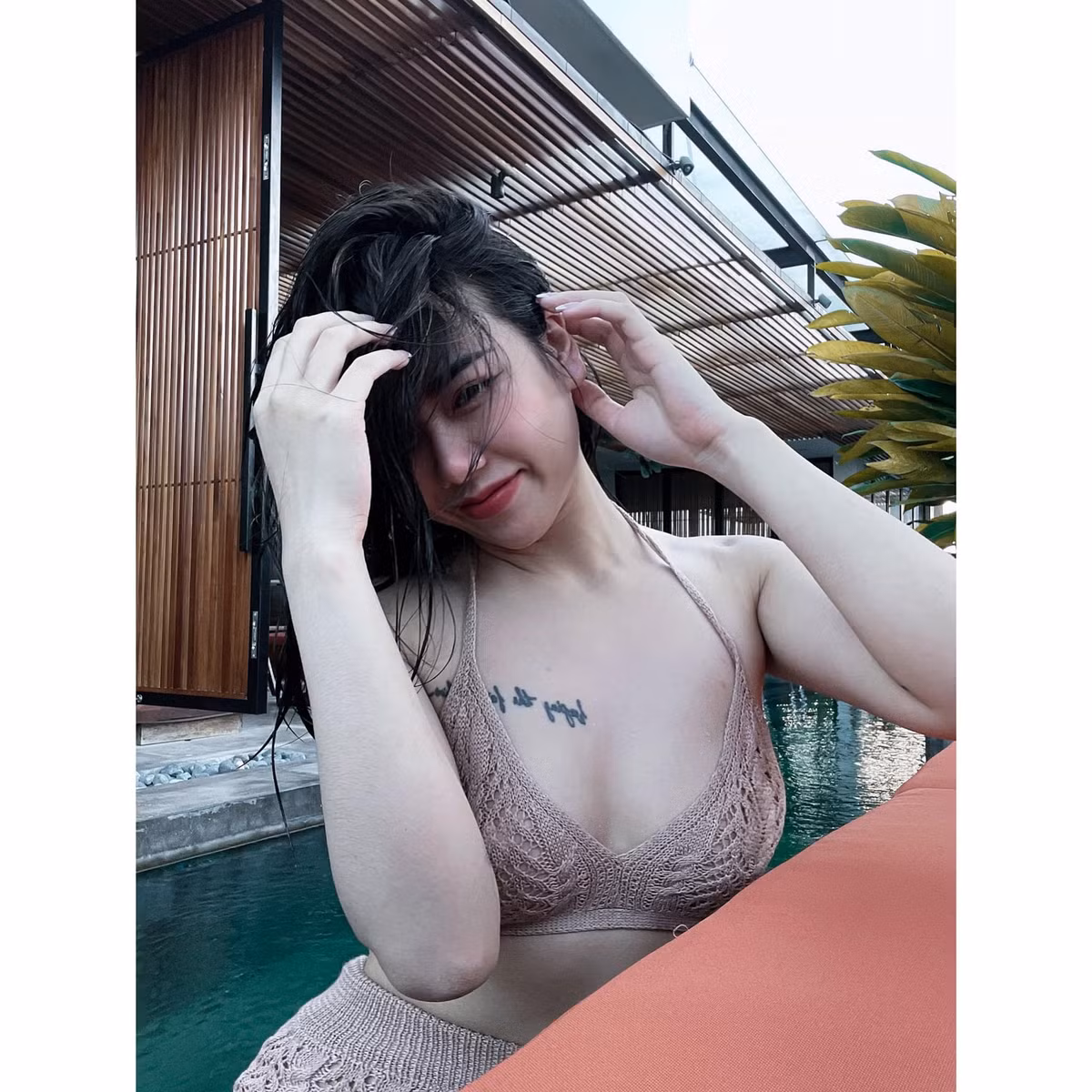 Bên cạnh đó, cô nàng biên tập viên VTV Cab tạo được sự chú ý của cộng đồng với gu thời trang sành điệu. Thường, cô nàng hay chọn cho mình những bộ vest sang trọng, quý phái. Nhưng cũng có khi trở lại với hình ảnh trẻ trung, dịu dàng, thướt tha với váy body, váy hở vai,…