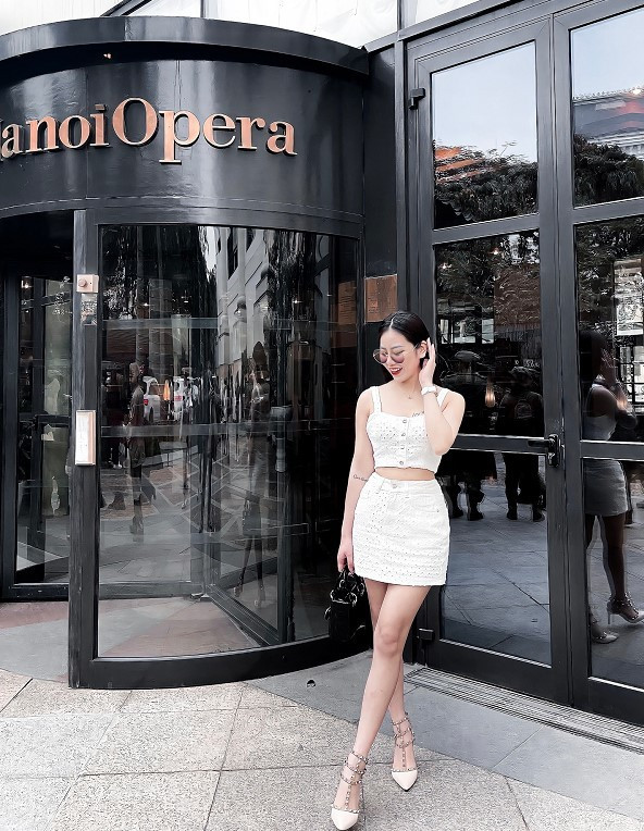 Khánh Quỳnh có tên đầy đủ là Chu Khánh Quỳnh, sinh ngày 13 tháng 11 năm 1997, quê Phúc Yên, Vĩnh Phúc. Hiện, cô đang là gương mặt biên tập viên quen thuộc trong các bản tin thể thao của VTV Cab.