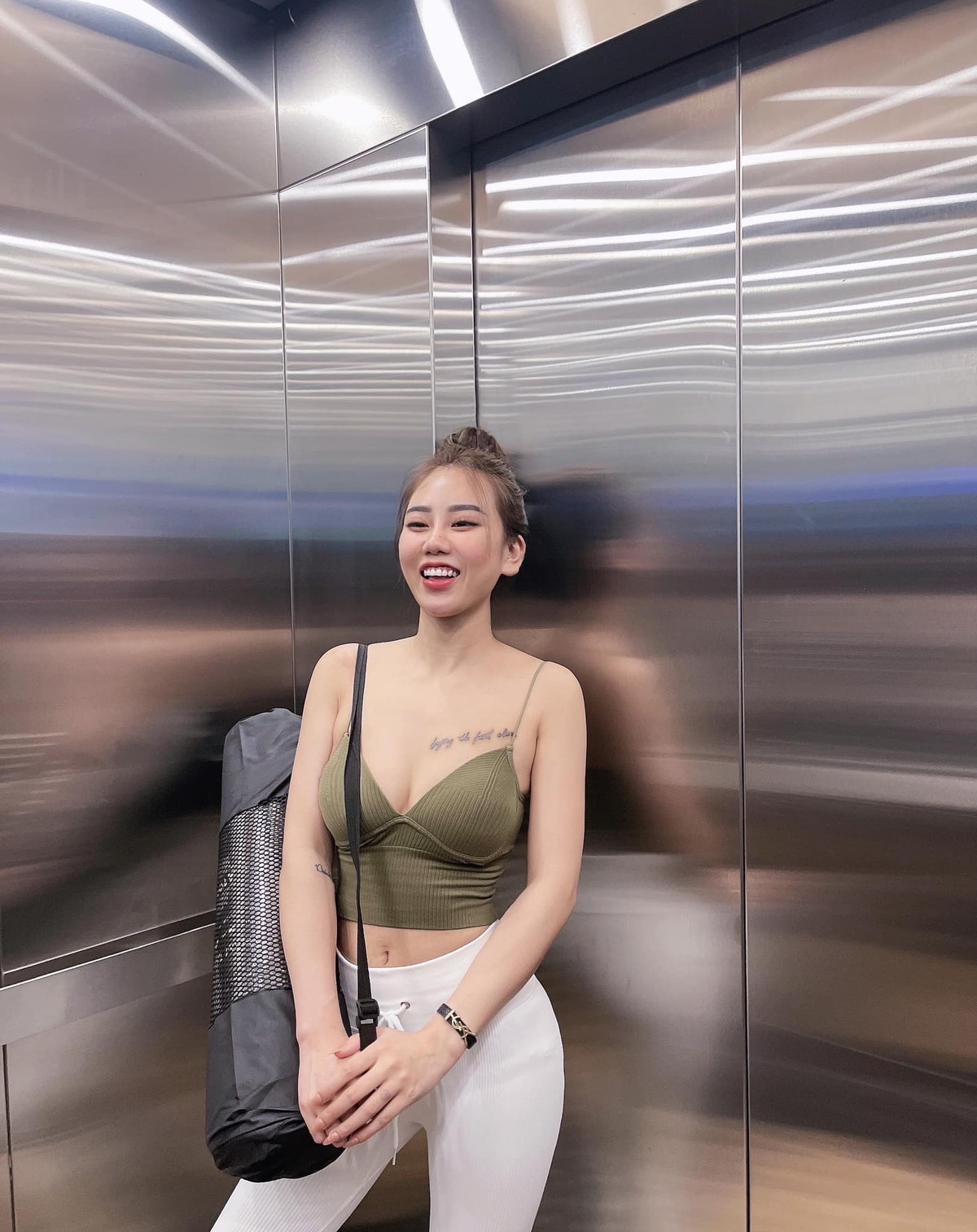 Với gương mặt thanh thoát, làn da trắng trẻo, thân hình bốc lửa, Khánh Quỳnh luôn thu hút mọi ánh nhìn mỗi khi xuất hiện. Thậm chí, cô nàng từng gây xôn xao cộng đồng mạng chỉ với 2s trên sóng truyền hình khi đi cổ vũ cho đội tuyển Việt Nam trong trận gặp Nhật Bản thuộc khuôn khổ vòng loại thứ 3 World Cup.