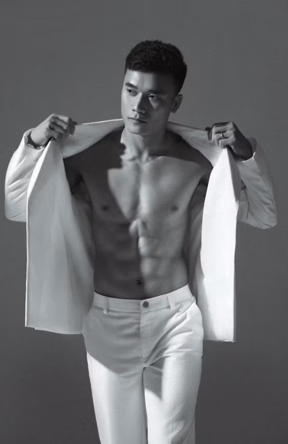 So với thời kỳ hoàng kim, thủ môn Bùi Tiến Dũng vẫn giữ được vóc dáng đáng mơ ước.