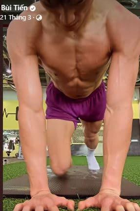 Sau 5 năm, Bùi Tiến Dũng đi chậm lại, vẫn chưa thể lấy lại phong độ cao nhất của mình. Anh hiện đang thi đấu dưới màu áo Công An Hà Nội FC. Trong thời gian ở CLB mới ngoài thời gian trên sân cỏ, thủ môn gốc Thanh Hoá cũng tranh thủ tập luyện thêm.